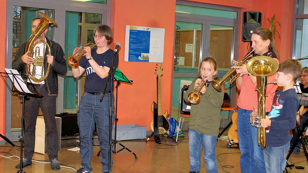 Bei Kreiskantorin Stefanie Schneider konnten Blasinstrumente wie Trompete, Tuba und Horn kennengelernt werden. 