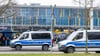 Ein Polizeiwagen steht vor dem Spiel vor dem Stadion. Beim Spiel zwischen Eintracht Braunschweig und Hertha BSC kam es am Samstag zu Ausschreitungen im Stadion.