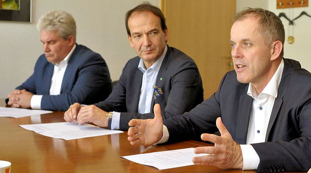 „Brauchen alternative Produkte“: Winzervereinigungs-Geschäftsführer Hans Albrecht Zieger (r.) mit Aufsichtsratschef Andreas Silbersack und dem Vorstandsvorsitzenden Marten Keil (l.) nach der Generalversammlung in Freyburg.