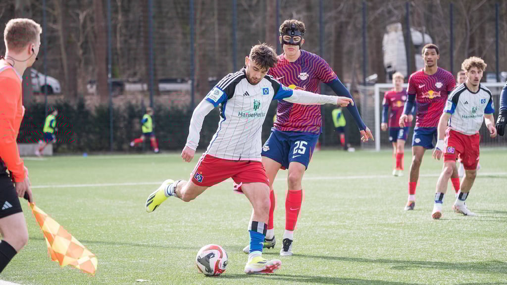 Bilal Yalcinkaya (HSV) wird vom RB-Maskenmann Leon Koß (3.v. r.) bedrängt.