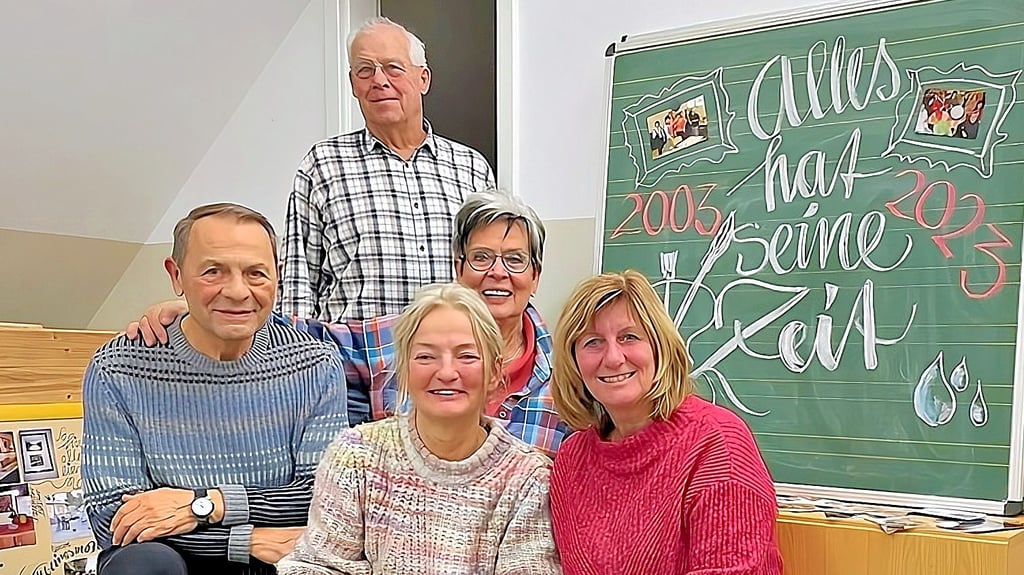 Von Anfang an bei den Malkursen mit Christine Kowalkowski (Mitte) in Schollene dabei waren (von links) Walter Springer, Udo Rebinski, Simone Tarra und Claudia Tannhäuser, es fehlt Karin Wesche.