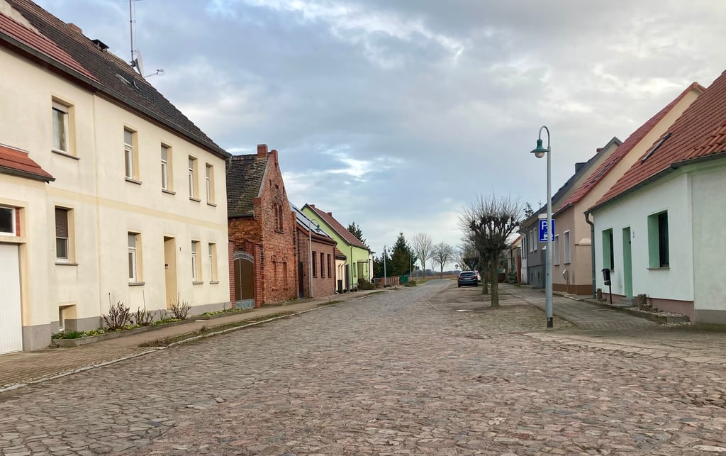 Statt neuer Asphaltstraße rollt ein Großteil des Verkehrs weiter über die Kopfsteinpflasterstraße und den ländlichen Weg.