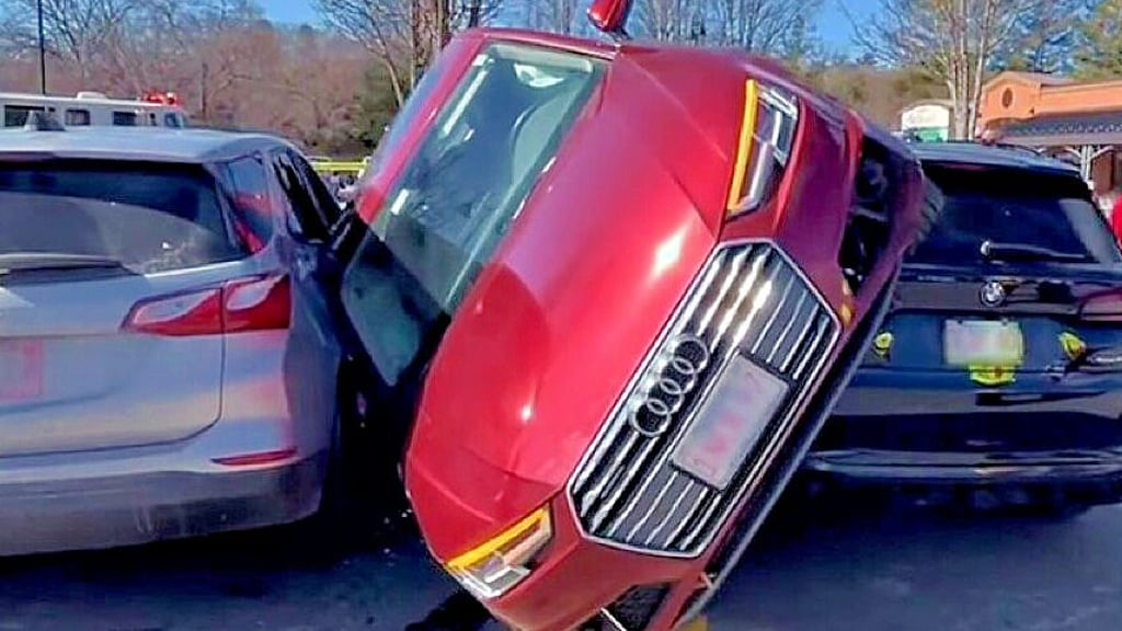 Platzsparend parken – nicht zum Nachmachen geeignet.