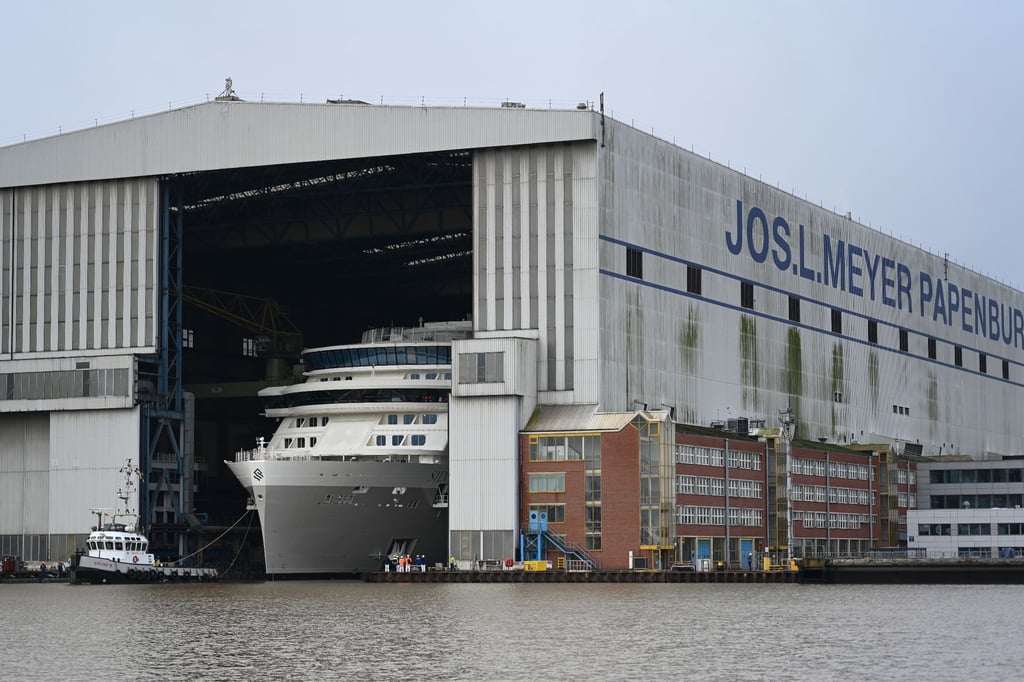 Das Kreuzfahrtschiff der Luxusklasse „Silver Ray“ verlässt das überdachte Baudock der Meyer Werft.