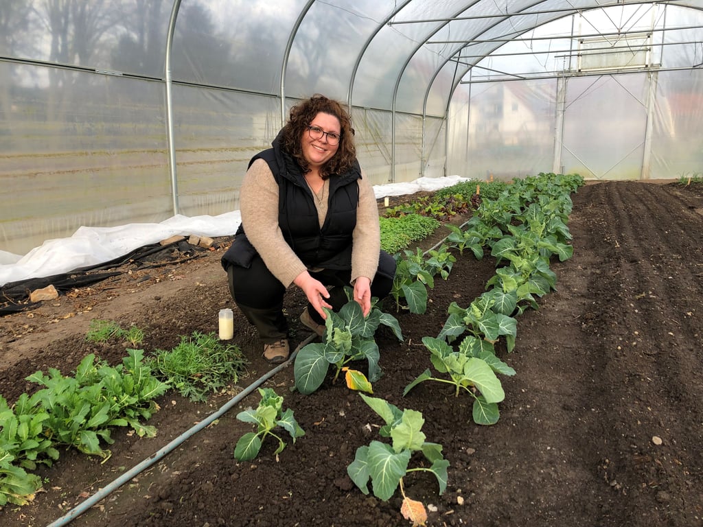 Carolin Dube ist die neue Solawi-Chefin in Langendorf. In einem der Gewächshäuser, die auf dem Gelände aufgestellt wurden, wachsen bereits die ersten Gemüsepflanzen an.