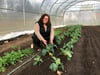 Carolin Dube ist  die neue Solawi-Chefin in Langendorf. In  einem der Gewächshäuser, die auf dem Gelände aufgestellt wurden, wachsen bereits die ersten Gemüsepflanzen an.