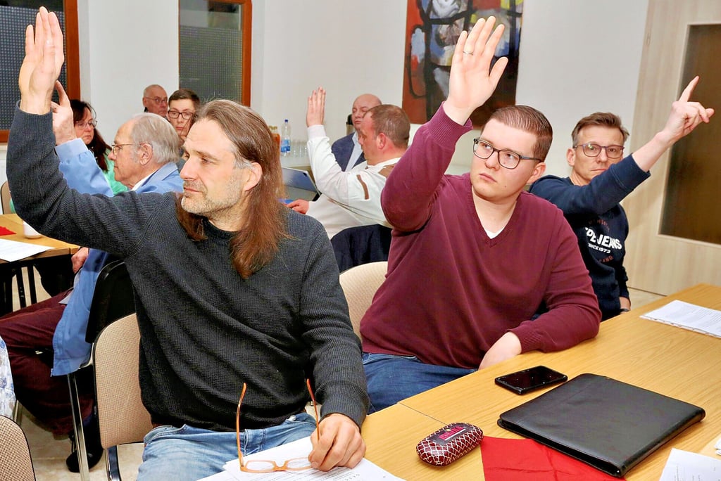 Die Linke wählte als einzige Partei in öffentlicher Sitzung ihre Stadtratskandidaten. In Bernburg treten unter anderem Veit Kuhr (vorn von links), Alexander Baake und Karsten Noack an.