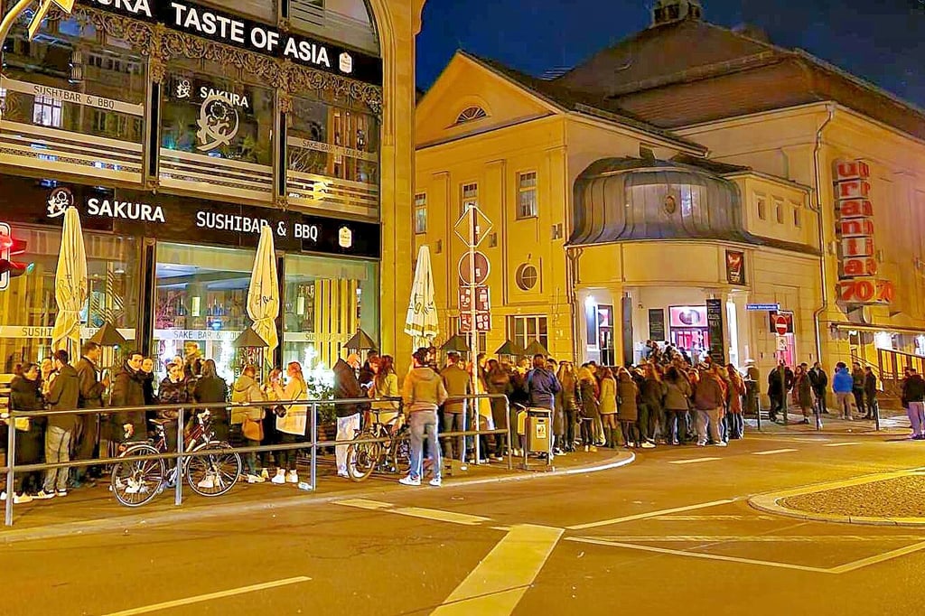 Wieder schließt ein hallescher Club: Die Warteschlange für die letzte Party im Flower 2.0 zog sich Samstagnacht bis in die Große Ulrichstraße.