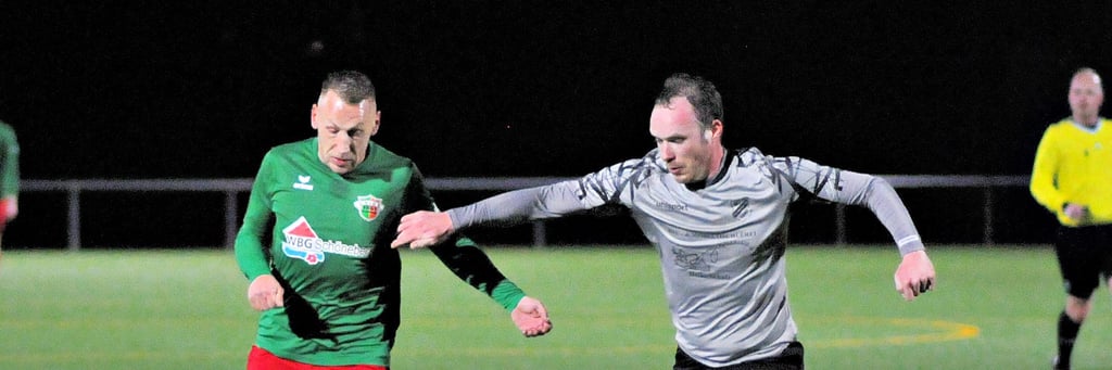Marcus Bolze (links) netzte zum zwischenzeitlichen 2:0 für Union Schönebeck ein. Während des gesamten Spiels war er ein ständiger Unruheherd und hatte immer gute Ballaktionen.