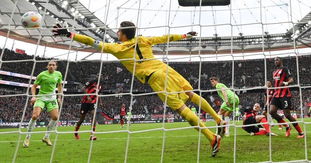 Wolfsburgs Kevin Behrens (4.v.r.) erzielt das Tor zum 2:1 gegen Frankfurts Torwart Kevin Trapp.
