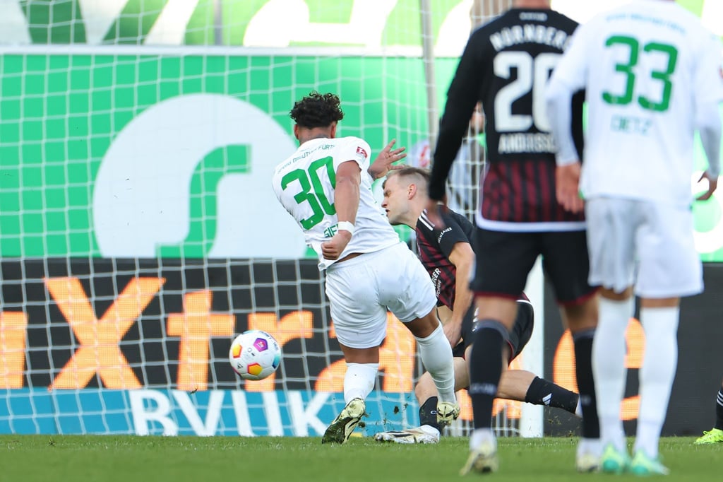Traf beim Sieg gegen Nürnberg doppelt: Fürths Armindo Sieb (l).