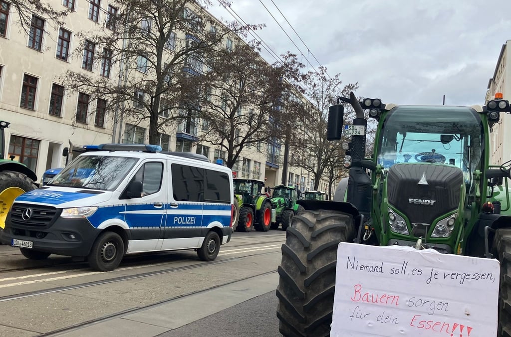 Traktoren blockieren eine Straße.