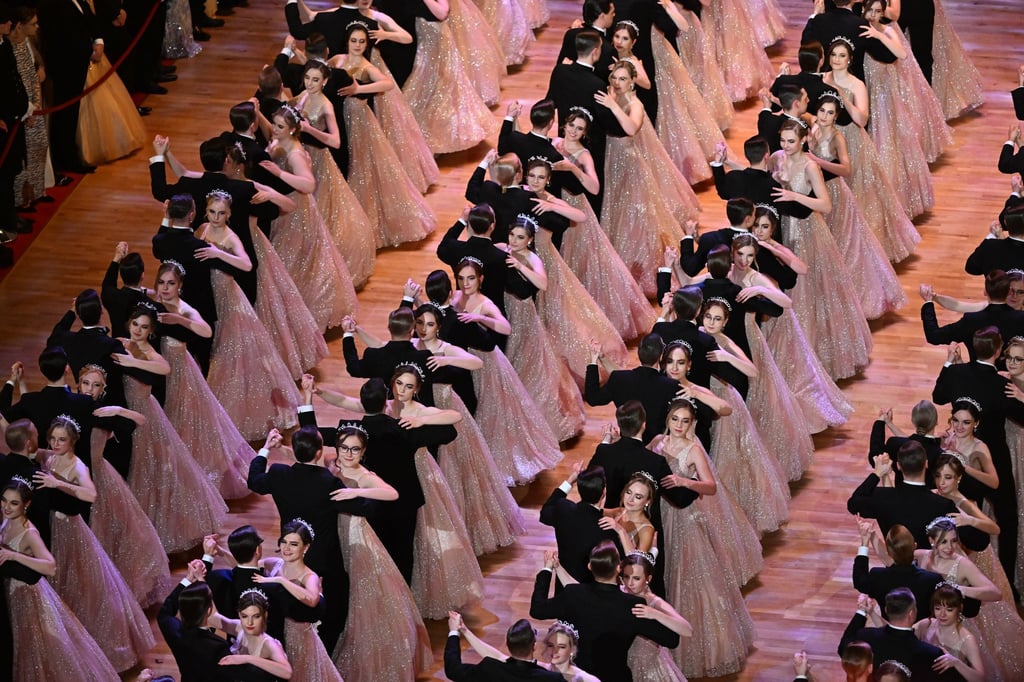 180 Debütantinnen und Debütanten zogen zu den Klängen des „Persischen Marsches“ von Johann Strauss ein.