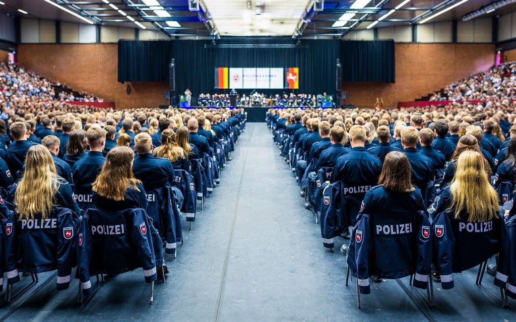 Angehende Polizistinnen und Polizisten des Bachelorstudienjahrgangs der Polizeiakademie Niedersachsen nehmen an ihrer Vereidigungsfeier in der Swiss Life Hall teil.