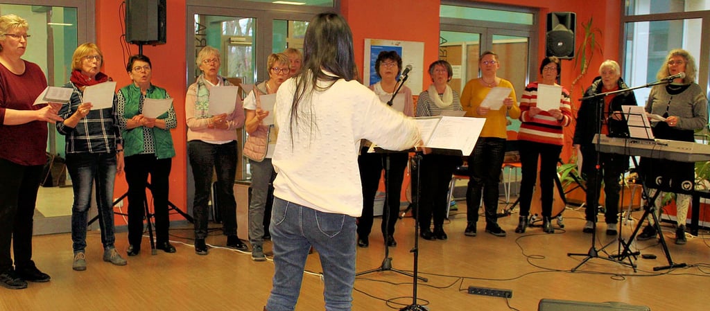 Unter der Leitung von Kantorin Wenying Wu fanden sich Chorsänger, die ein kirchliches Lied einstudiert hatten.