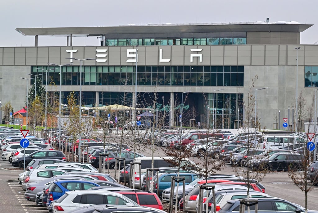 Autobauer Tesla will auf einer angrenzenden Fläche von rund 170 Hektar einen Güterbahnhof, Lagerhallen und eine Betriebs-Kita errichten.