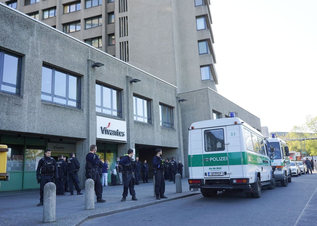 Einsatzkräfte der Polizei sichern den Eingang zum Vivantes-Klinikum Am Urban.