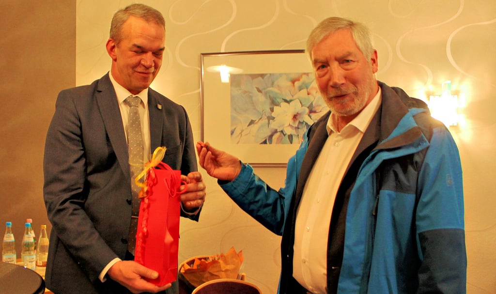 Ralf Abrahms (rechts), Bürgermeister von Bad Harzburg, war der erste Gratulant. Der Bündnis 90/Grünen-Politiker schenkte Gerald Fröhlich unter anderem ein kleines symbolisches Glücksschwein.