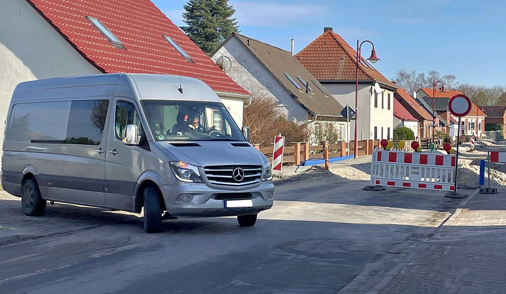 Die Umfahrungsstrecke führt in Brettin über die Schulgasse und wird per Ampel geregelt.