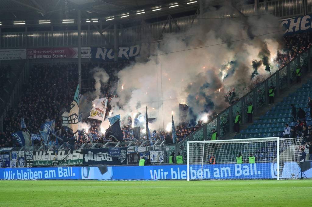 Auch im Gästeblock der MDCC-Arena wurde gezündelt. Schalke 04 wird dafür ebenfalls eine Geldstrafe vom DFB erhalten.