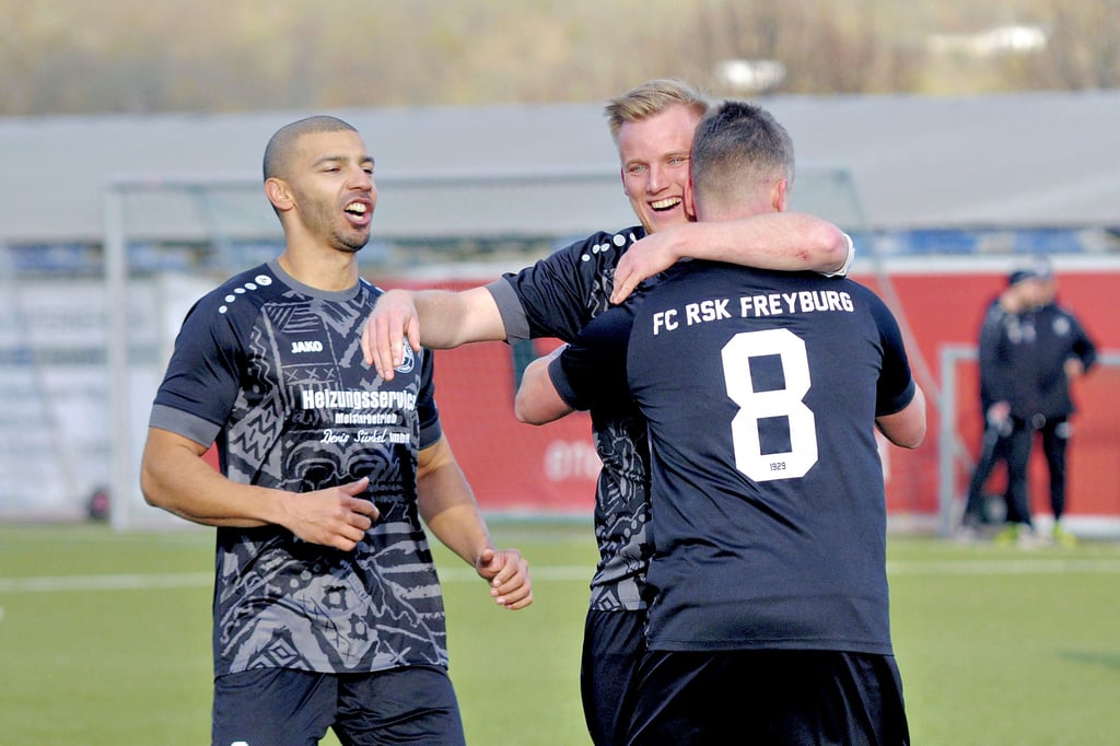 Freyburgs Doppeltorschütze Philipp Wenzel (Nummer 8) wird gefeiert und von Jonas Weise umarmt.