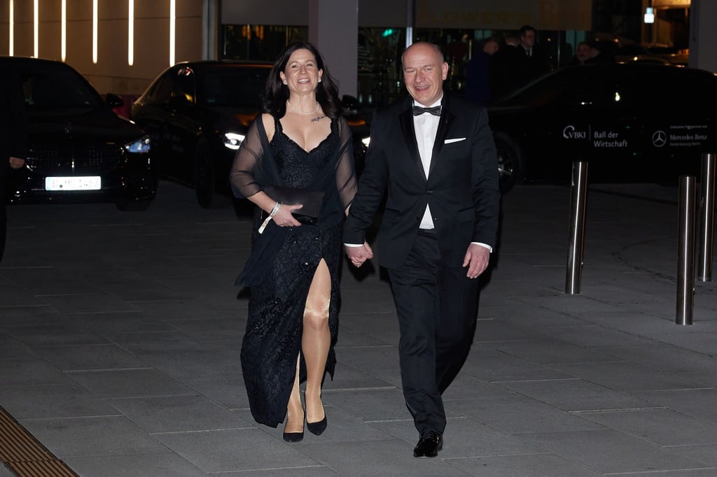 Kai Wegner (CDU), Regierender Bürgermeister von Berlin, und Katharina Günther-Wünsch (CDU), Berliner Senatorin für Bildung, Jugend und Familie, verlassen Hand in Hand den Ball der Wirtschaft in dem Hotel „Intercontinental Berlin“.