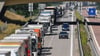 Lastkraftwagen stehen im Stau auf der A12 in Richtung Osten rund 15 Kilometer vor dem deutsch-polnischen Grenzübergang.