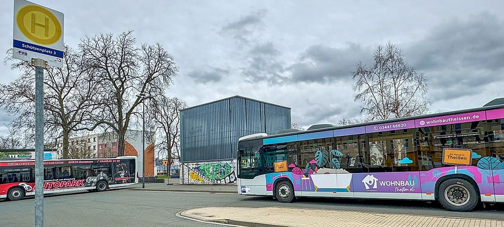 Blick über den Busbahnhof am Zeitzer Schützenplatz. Die sogenanne Bluebox beherbergte einmal Toiletten. Doch das ist lange vorbei.