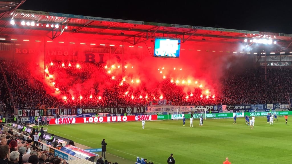 Mit roten Bengalos schreiben die FCM-Ultras "CES" in den Fanblock, um so den 25. Geburtstag der Fan-Gruppierung „Commando East Side“ zu feiern.