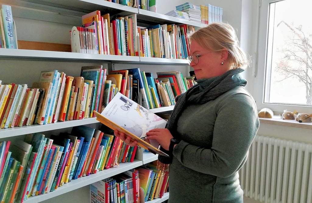 Lesen wird in der Grundschule Tröglitz groß geschrieben. Dafür macht sich Lehrerin Julia Bretschneider stark. Sie hat maßgeblich an der neuen Einrichtung der Schulbibliothek mitgewirkt und hat Lesepaten gesucht.