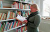Lesen wird in der Grundschule Tröglitz groß geschrieben. Dafür macht sich Lehrerin Julia Bretschneider stark. Sie hat maßgeblich an der neuen Einrichtung der Schulbibliothek mitgewirkt  und hat Lesepaten gesucht. 