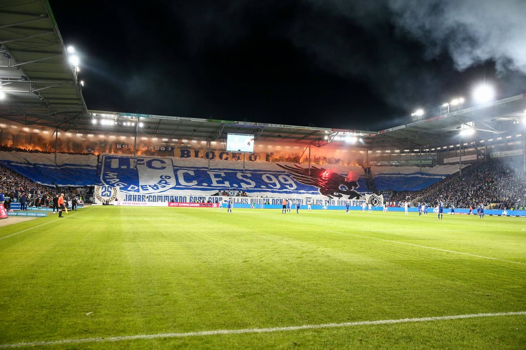 Die Choreo des "Commando East Side" beim FCM-Heimspiel gegen FC Schalke 04 inklusive Bengalos.