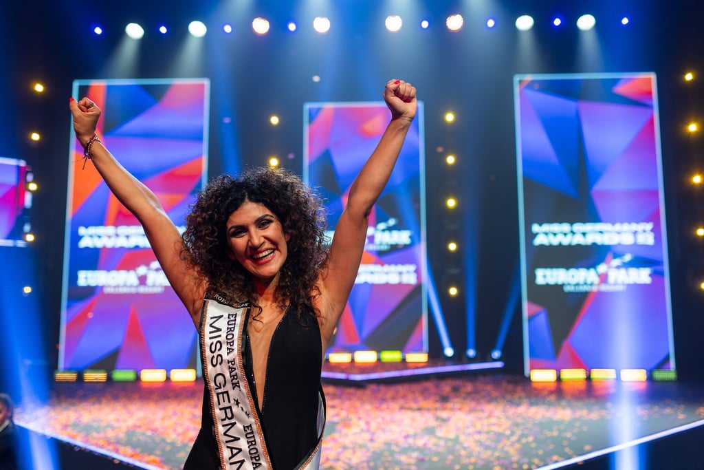 Apameh Schönauer steht auf der Bühne und feiert ihren Titelgewinn als Miss Germany 2024.