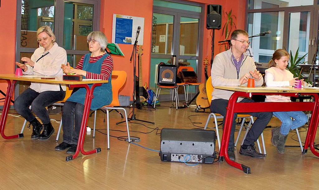 Rhythmisch wurde es beim Cup-Song in der Workshop-Gruppe von Karen Simon-Malue (2. v. l.). Alle konnten rasch mitmachen. 