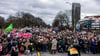 Tausende Menschen haben sich zu einer Demonstrationen gegen rechts in Hamburg versammelt.
