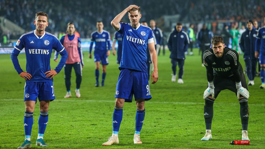 Komplett enttäuscht stellen sich die Spieler des FC Schalke 04 beim 1. FC Magdeburg ihren mitgereisten Fans. Schalke verlor das Spiel beim FCM mit 0:3.