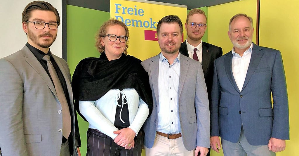 Mit Josef Hebeda (von links), Annett Krake, Torsten Schaper, Tim Kehrwieder und Klaus Hänsel als Spitzenkandidaten tritt die FDP in der Kommunalwahl am 9. Juni in Halle an.