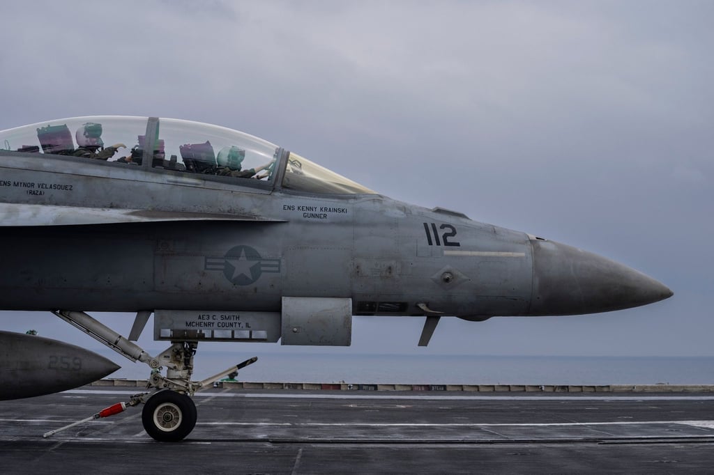 Ein Kampfflugzeug Typ F/A-18F Super Hornet startet vom Flugzeugträger „USS Dwight D. Eisenhower“ (CVN-69).