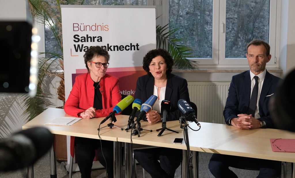 Sabine Zimmermann (l-r), Amira Mohamed Ali und Jörg Scheibe sitzen bei einer Pressekonferenz beisammen.