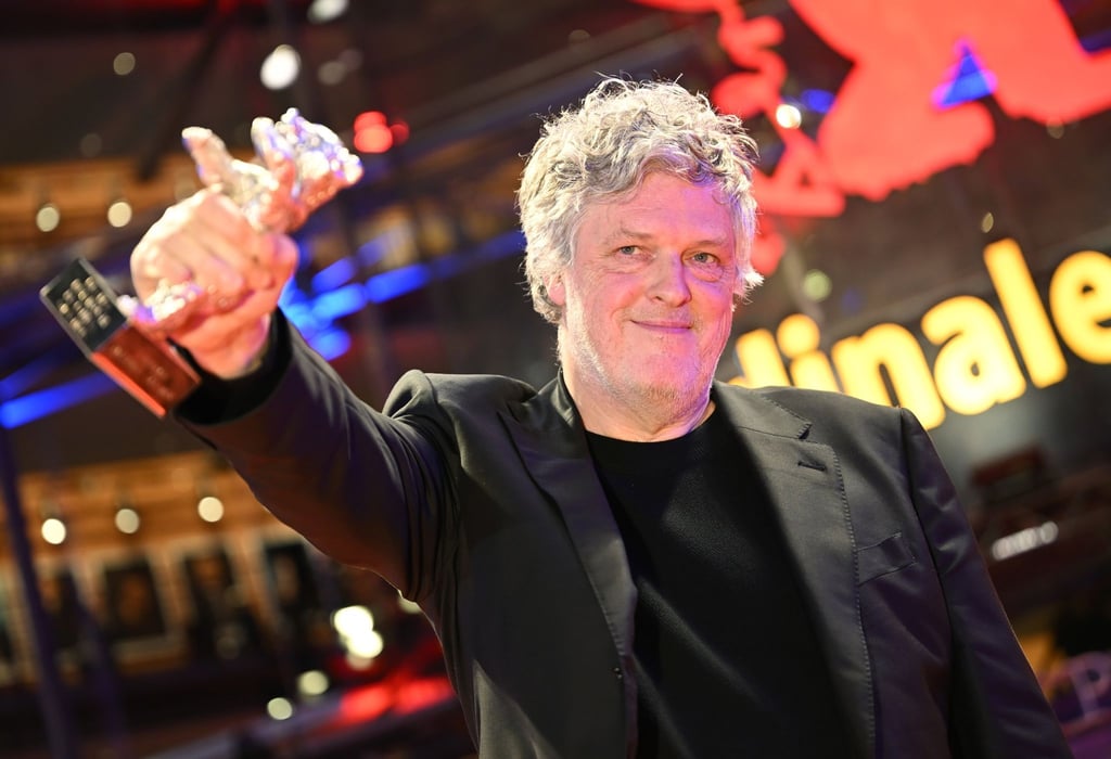Matthias Glasner steht mit dem Silbernen Bären für das beste Drehbuch für den Film „Sterben“ nach der Preisverleihung im Berlinale Palast auf dem Roten Teppich.