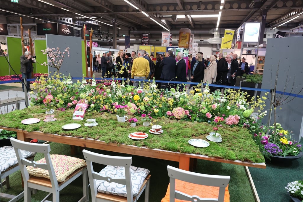 Eine bunte Blumentafel steht im Bereich der Sonderschau der diesjährigen Thüringen-Ausstellung mit dem Titel „Thüringen – Das Land der Parks & Gärten“.