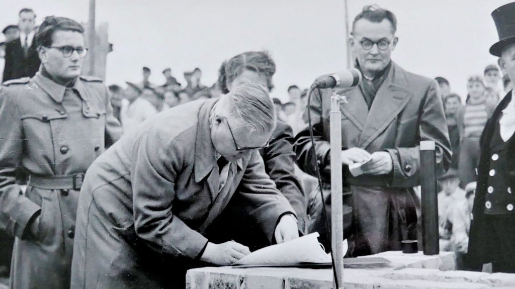 Die erste Grundsteinlegung für ein Gebäude auf dem neuen Campus erfolgte im Oktober 1954 – für das Internat I.
