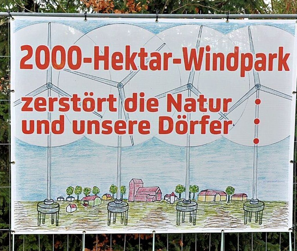 Die Bürgerinitiative hat in Schönhausen und auf dem Damm Plakate aufgehängt, die den Widerstand gegen einen großen Windpark zeigen.
