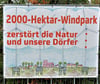 Die Bürgerinitiative hat in Schönhausen und auf dem Damm  Plakate  aufgehängt, die den Widerstand gegen einen großen Windpark zeigen.