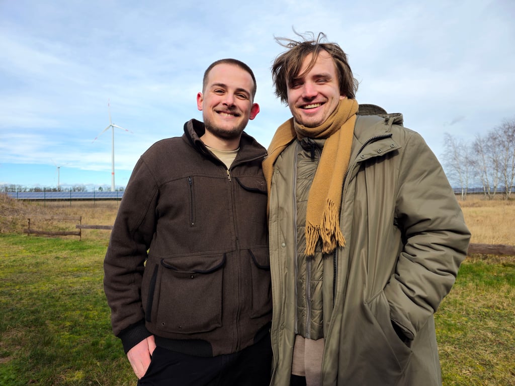 Noe Bräuning (links) und Moritz Ehle sind Mitorganisatoren und brennen für das Festival auf dem Zerbster Flugplatz.