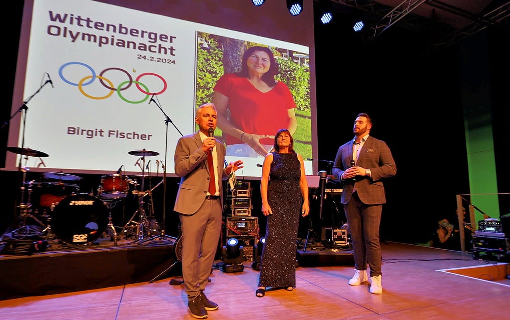 Moderator und RTL-Sportchef Andreas von Thien interviewt die Stargäste der Olympianacht Birigt Fischer und Björn Werner (v. li.).