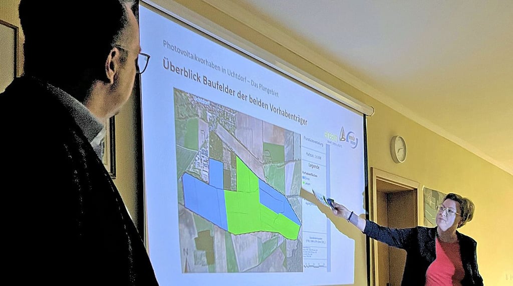 Angelika Kobold (rechts) und Carsten Friedrich erläutern die Pläne für den 110-Hektar-Solarpark, der südöstlich des Dorfes Uchtdorf (Tangerhütte) gebaut werden soll.