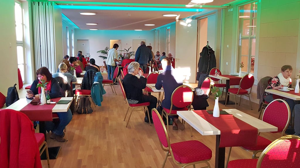 Viele Besucher haben sich am Sonnabend von den neuen Räumlichkeiten des Schlosscafés bei Kaffee und Kuchen ein erstes Bild verschafft.