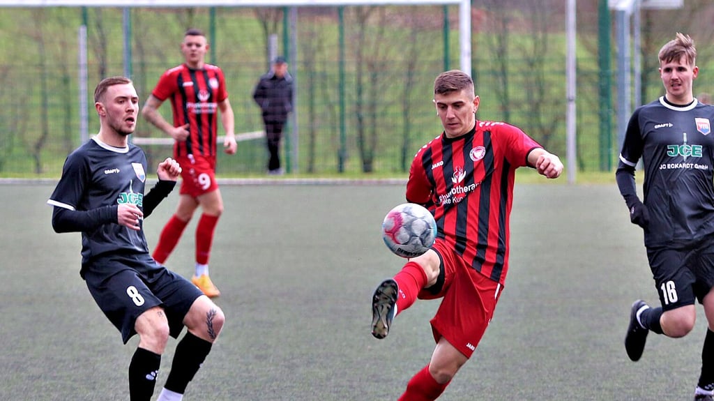 Georgii Gurtsiev (rechts)traf dreimal gegen Merseburg 4:3.