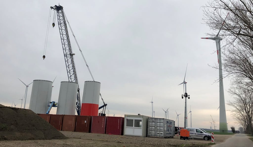 Im Windpark Teuchern herrscht rege Bautätigkeit. Insgesamt zehn neue, leistungsstärkere Windkraftanlagen sind in den letzten Monaten hier entstanden. Mehrere alte Anlagen wurden dafür zurück gebaut.